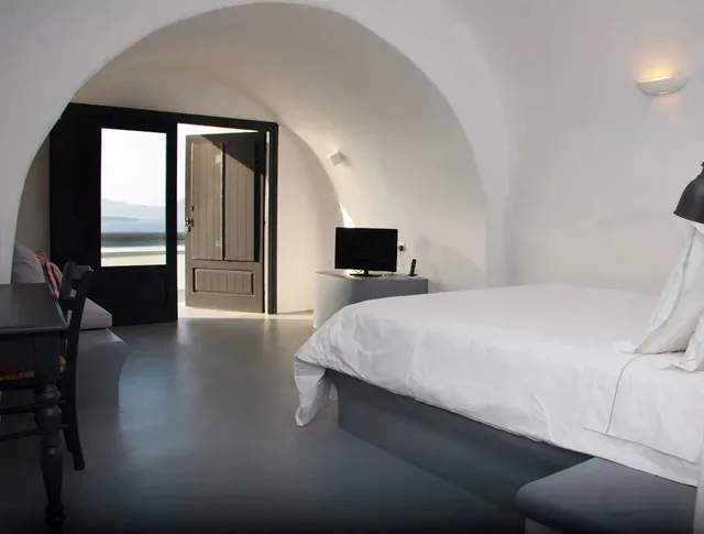 Deluxe Cave Suite Private Pool Caldera View، Grand Ambassador Santorini Hotel 2/4