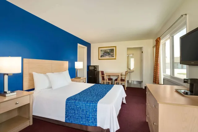 غرفة بسرير كوين، Travelodge by Wyndham Niagara Falls 1/4