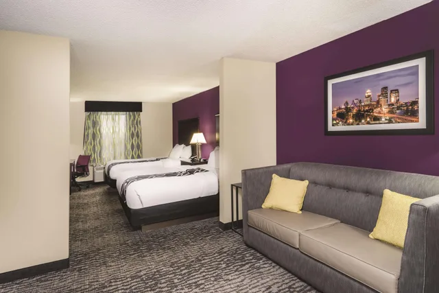 غرفة تنفيذية بسريرين كوين، La Quinta Inn & Suites by Wyndham Louisville East 1/1