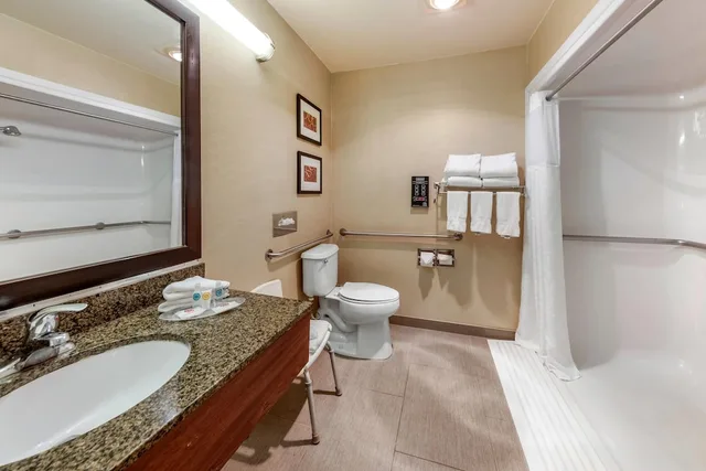جناح بسرير كينج مع أريكة لذوي الإعاقة، Comfort Suites Near Six Flags Magic Mountain 6/8