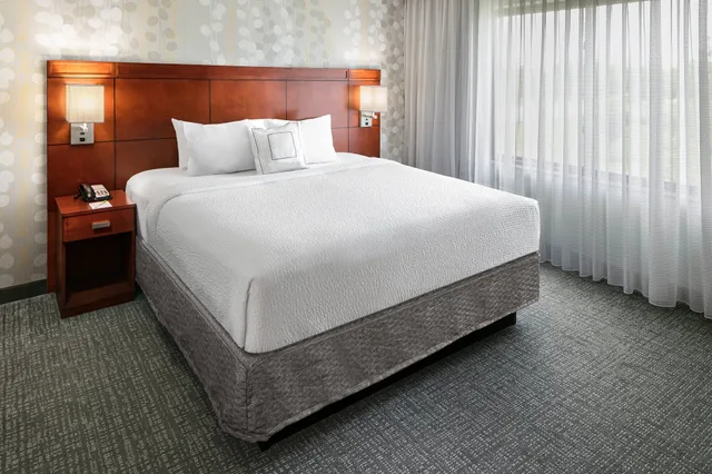جناح بسرير كينج بغرفة نوم واحدة مع أريكة، Courtyard by Marriott Bethlehem Lehigh Valley/I-78 2/9