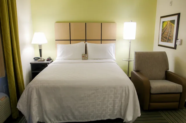 جناح بسرير كوين، Candlewood Suites Richmond North Glen Allen 2/6