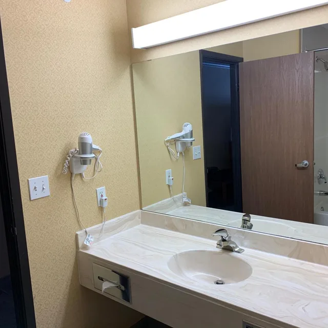 جناح بسرير كوين، Merit Hotel And Suites 9/10