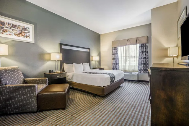 غرفة ديلوكس بسرير كينج لذوي الإعاقة، La Quinta Inn & Suites by Wyndham Glendive 1/2