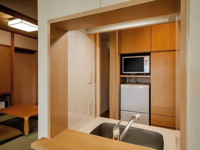 غرفة يابانية غربية قياسية بسريرين منفصلين وفرشتي فوتون مع أريكة، Hotel Anbient Tateshina 7/7