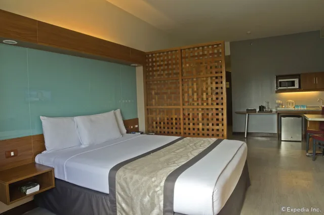 Suite, Queen Bed, Microtel By Wyndham Up Technohub 2/6