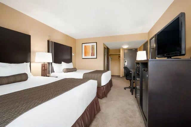 غرفة بسرير كينج وسريرين كوين بحوض استحمام، Days Inn By Wyndham Calgary Northwest 1/10