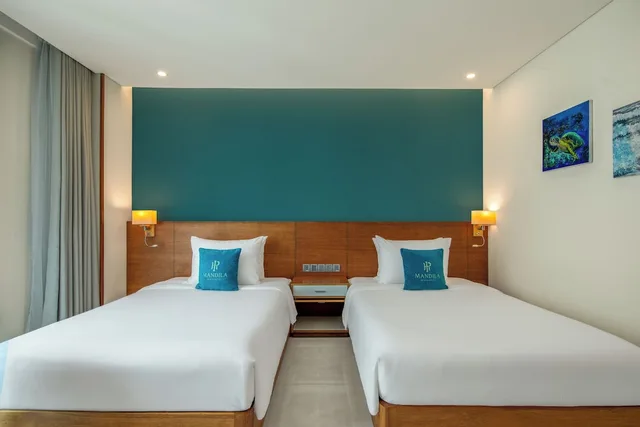 غرفة ديلوكس بسريرين مزدوجين بإطلالة جزئية على البحر، Mandila Beach Hotel Danang 3/10