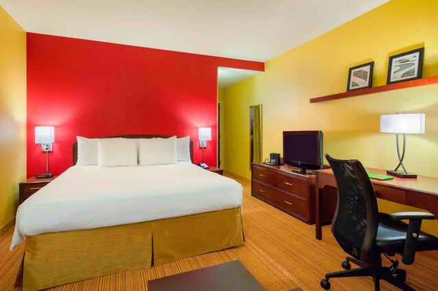 غرفة بسرير كينج مع أريكة، Courtyard by Marriott Wilmington Brandywine 2/4