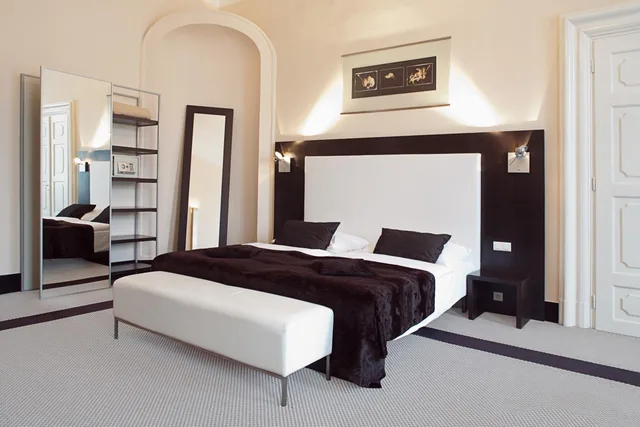 جناح جونيور، Old Town Square Residence by Emblem 2/7