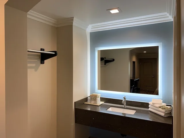 Deluxe, King Bed, Industry Inn Amp Suites 6/6
