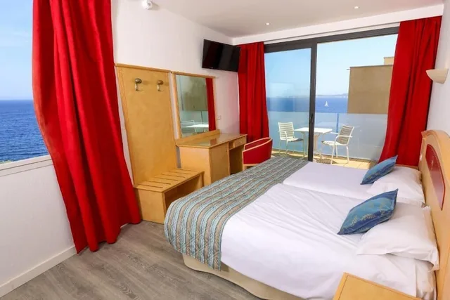 غرفة قياسية رباعية بسرير مزدوج وسريرين منفصلين بإطلالة جزئية على البحر، Hotel Saint Christophe Calvi (ex Saint Christophe Corsica) 3/5