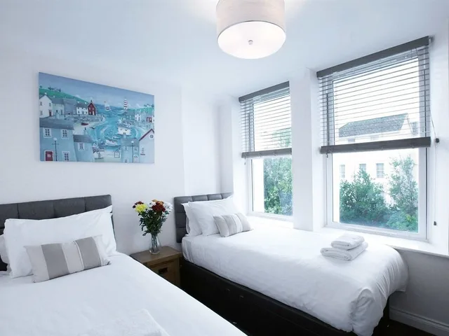 شقة بسرير كينج وسريرين منفصلين بحمام خاص، Austen's Luxury Apartments 4/10