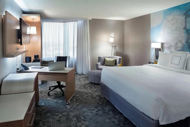 غرفة بسرير كينج مع أريكة، Courtyard Toronto Northeast Markham 4/10