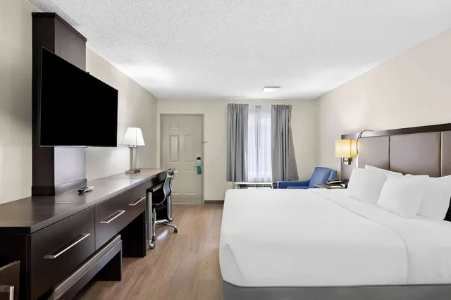 غرفة بسرير كينج لذوي الإعاقة، Quality Inn & Suites Monticello Ar 1/6