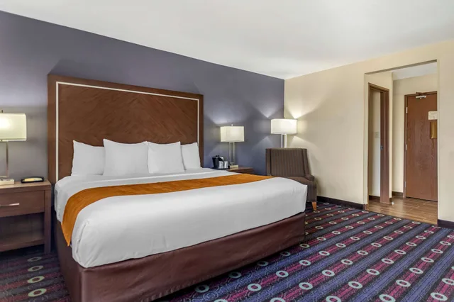 غرفة قياسية بسرير كينج، Comfort Inn Tulsa Midtown 1/2