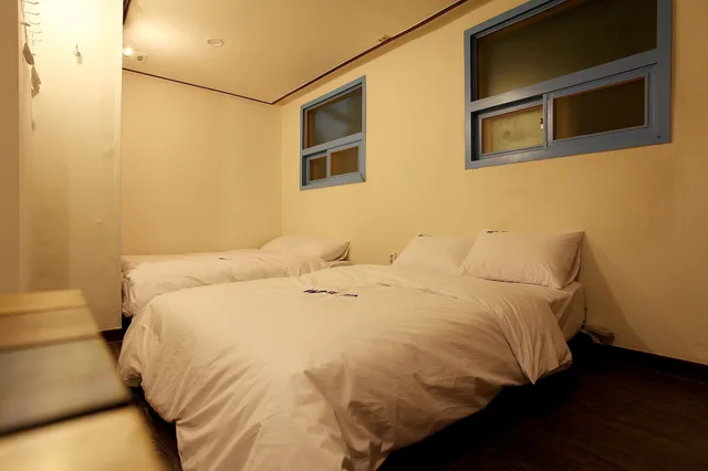 غرفة بسريرين منفصلين وسرير كوين، W mini hotel - Hostel 3/6