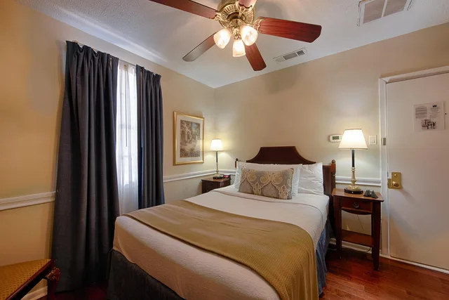 غرفة قياسية بسرير كوين، Hotel St Pierre French Quarter 3/7