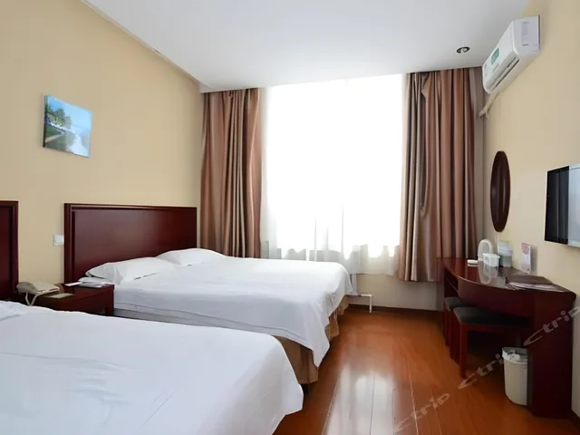 غرفة عائلية بسرير كوين وسرير فردي، GreenTree Inn Qingdao Jiaozhou Sanlihe Park Express Hotel 2/2