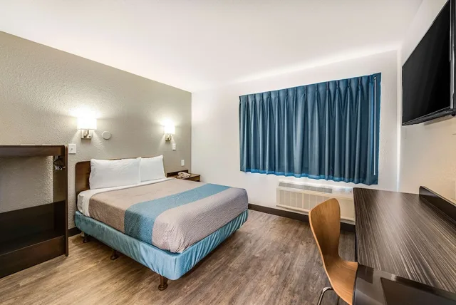 غرفة ديلوكس مفردة بسرير مزدوج لذوي الإعاقة، Motel6 Fort Wayne, IN 1/10