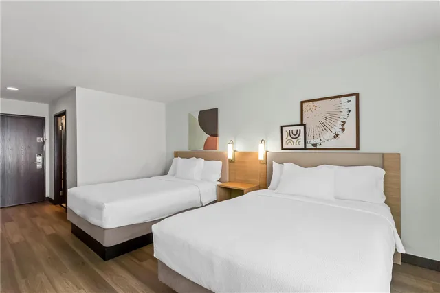 غرفة بسريرين كوين مع أريكة، Spark by Hilton Oak Forest 2/3