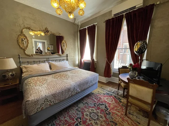 Charles, Suite, King Bed، Holiday Chalet Victorian - Bed & Breakfast 3/6