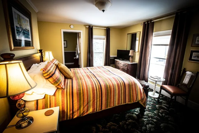 غرفة سوبيريور بسرير كوين، Twin Oaks Inn 1/2