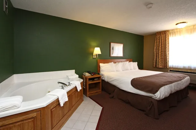 جناح بسرير كينج بحوض جاكوزي، New Victorian Inn and Suites 2/4
