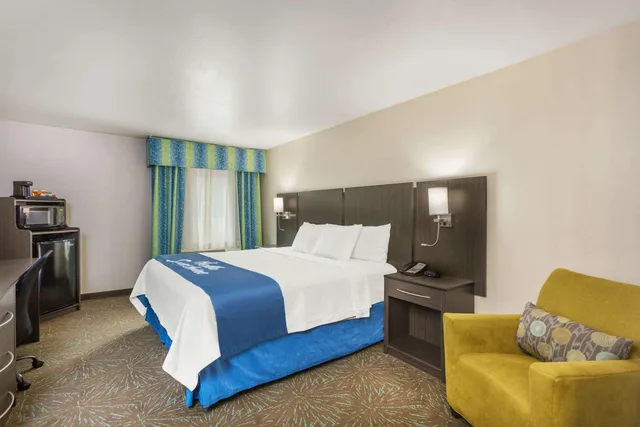 غرفة بسرير كينج، Days Inn & Suites by Wyndham East Flagstaff 1/1
