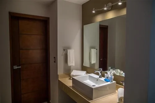غرفة بسرير كوين بإطلالة على البحر، Ocean View Beach Hotel 1/1