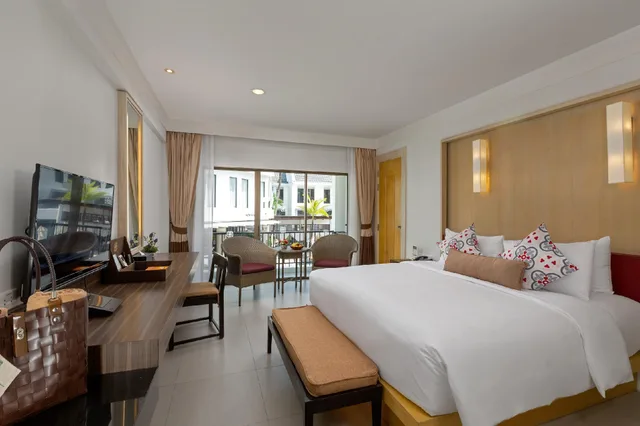 غرفة ديلوكس بإطلالة على المسبح بشرفة، Sawaddi Patong Resort & Spa 1/2