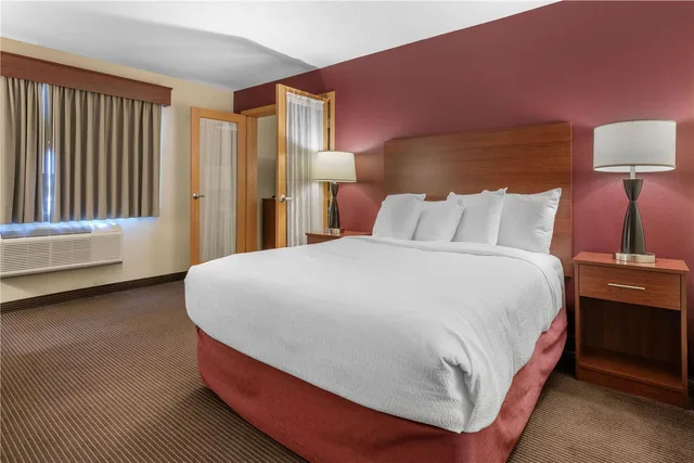 جناح بسرير كوين مع أريكة بحوض جاكوزي، SureStay Plus Hotel by Best Western Litchfield 1/3