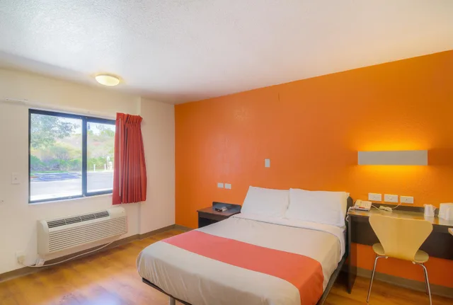 جناح بسرير كوين، Motel6 Simi Valley, CA 2/9