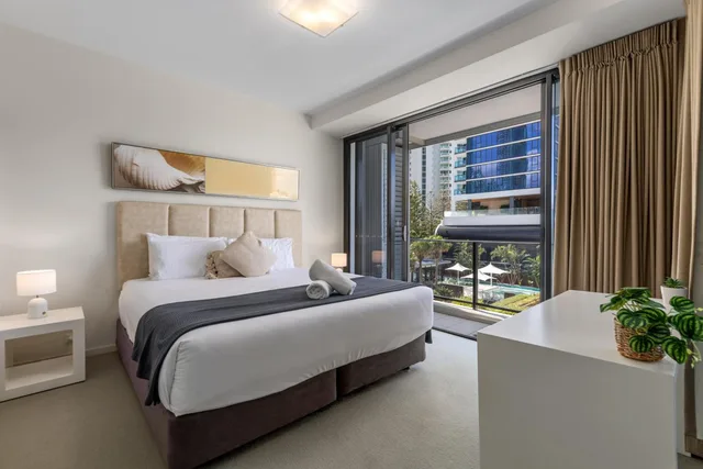 شقة بسرير كوين وسرير مزدوج بإطلالة على الحديقة بغرفتي نوم، Ultra Broadbeach 5/8