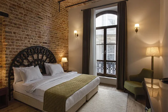 لوفت عائلي، Mest Hotel 1/5