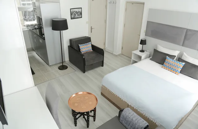 جناح بمطبخ صغير، Babu Hotel 1/3