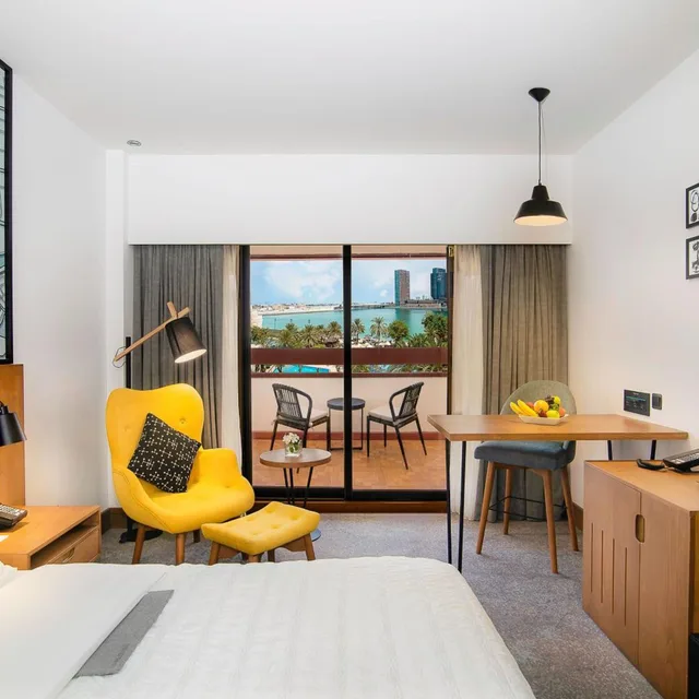 Club, King Bed, Resort View, Club Lounge Access، Le Meridien Abu Dhabi 1/5