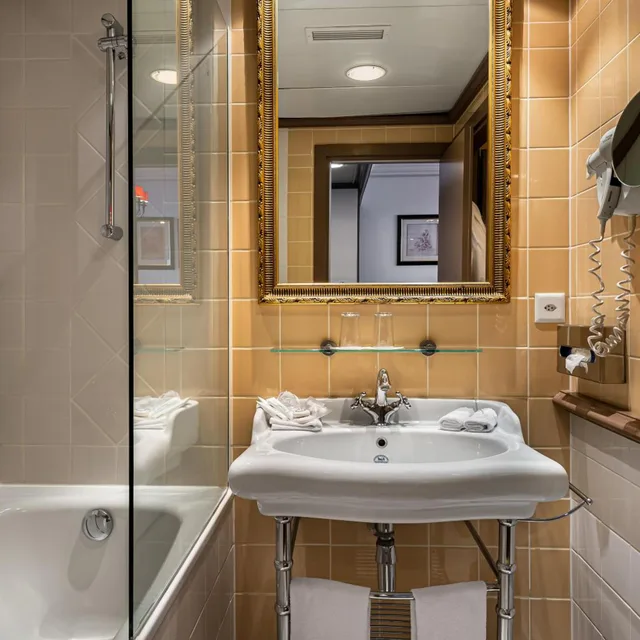 Classic, Double or Twin Bed, Royal Manotel 7/7