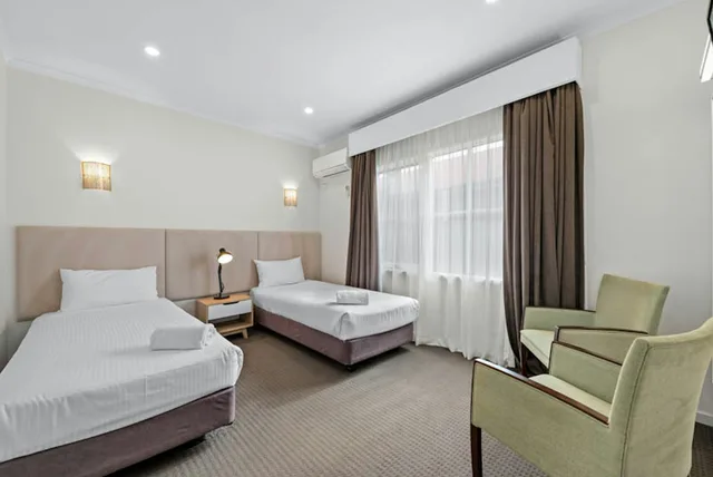 جناح عائلي، ROWVILLE INTERNATIONAL HOTEL 1/3