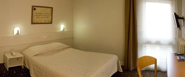 Room, Quadruple, Double Bed, Sofa, Ours Blanc Place Victor Hugo 6/10