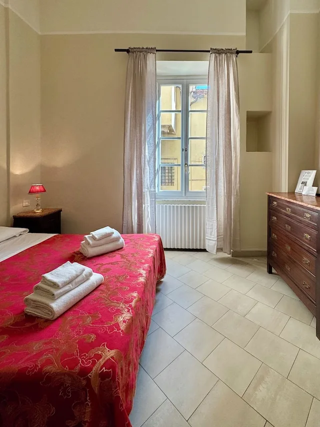 Room, Queen Bed, Lucca Charm 4/10