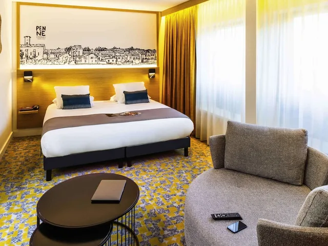 غرفة بريفيليج بسرير مزدوج بإطلالة على المسبح، Mercure Agen Centre 1/4