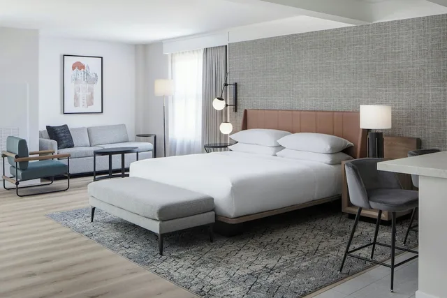 غرفة بسرير كينج مع أريكة لذوي الإعاقة، Sheraton Fort Worth Downtown Hotel 2/5