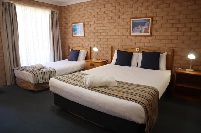 غرفة بسرير كوين وسرير فردي، AALANA MOTOR INN 1/5