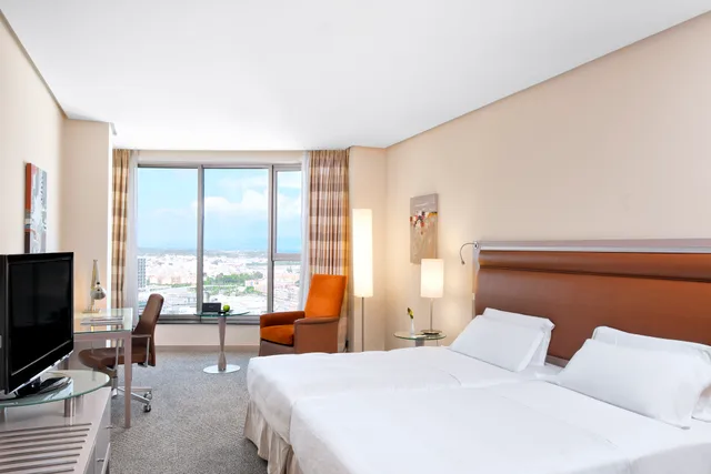 غرفة بسريرين منفصلين بإطلالة، Melia Valencia Palacio de Congresos Formely Hilton Valencia 1/9