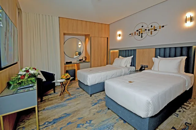 غرفة قياسية بسريرين منفصلين بإطلالة على المدينة، فندق ايه دبليو الرياض(AW Hotel Riyadh) 2/4