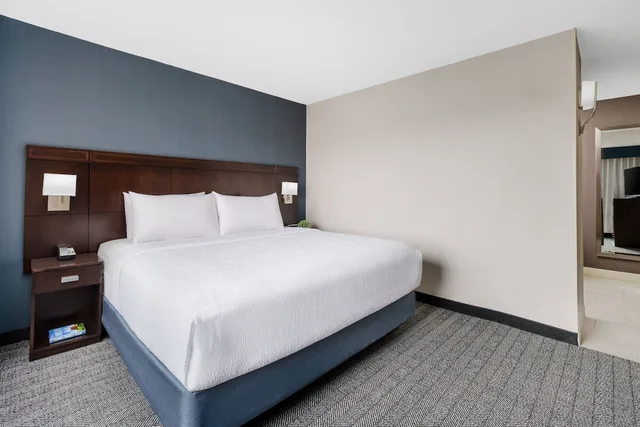 جناح بسرير كينج مع أريكة، Courtyard Manchester Boston Regional Airport 5/7