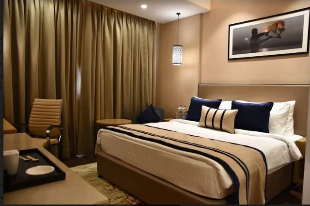 Green, King Bed، The Fern Residency Sarnath 3/8