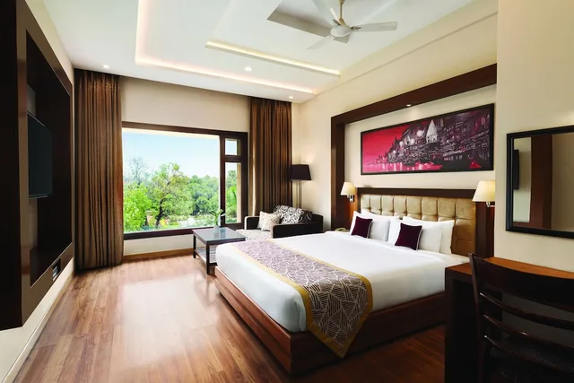 غرفة بريميوم بسرير كينج، Ramada by Wyndham Varanasi Katesar 1/6