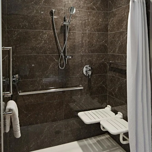 غرفة بسريرين مزدوجين بحوض استحمام لذوي الإعاقة، Ac Hotel By Marriott Minneapolis Downtown 5/10